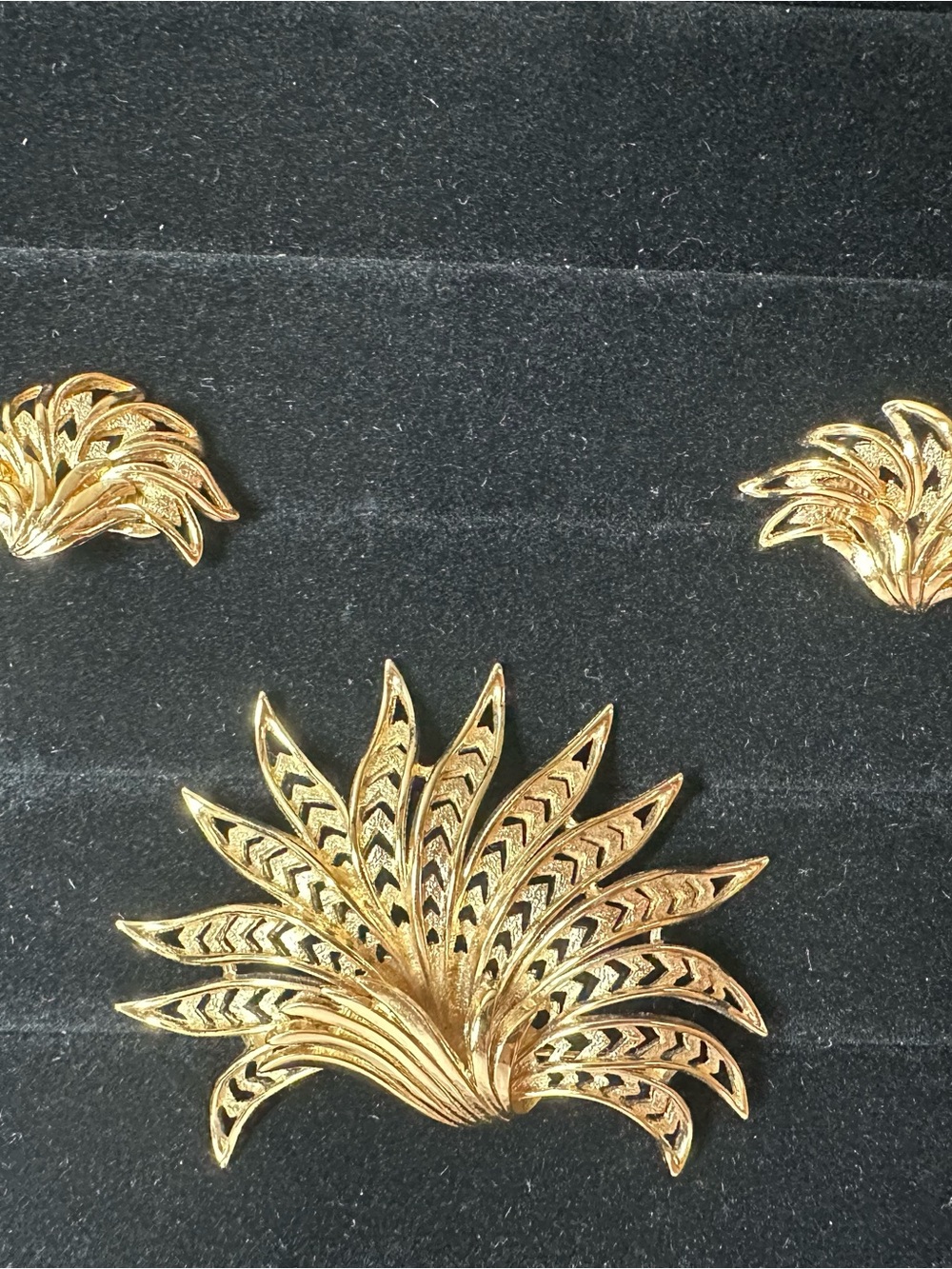Vintage Monet Signed Gold Tone Feather Spray Brooch Clip Earrings Set Openwork